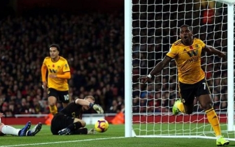 Arsenal tho&aacute;t thua ph&uacute;t ch&oacute;t ở Emirates