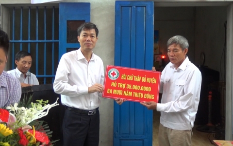 Hội chữ thập đỏ Kiến Xương kh&aacute;nh th&agrave;nh v&agrave; b&agrave;n giao nh&agrave; t&igrave;nh thương cho b&agrave; Đỗ Thị Li&ecirc;n x&atilde; Quang Minh