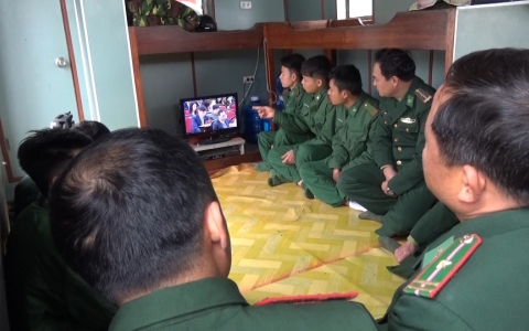 Cử tri trong tỉnh theo d&otilde;i s&aacute;t kỳ họp thứ 7 HĐND tỉnh