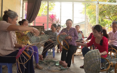Phụ nữ Đ&ocirc;ng Hưng gi&uacute;p nhau ph&aacute;t triển kinh tế