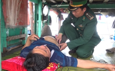 Thầy thuốc qu&acirc;n đội l&agrave;m theo lời B&aacute;c 