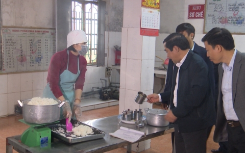 Kiểm tra bếp ăn b&aacute;n tr&uacute; tại một số trường học tr&ecirc;n địa b&agrave;n huyện Tiền Hải