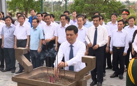 C&aacute;c đồng ch&iacute; l&atilde;nh đạo tỉnh d&acirc;ng hương tưởng niệm B&aacute;c Hồ, đồng ch&iacute; Nguyễn Đức Cảnh v&agrave; c&aacute;c anh h&ugrave;ng liệt sỹ 