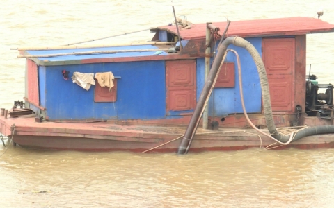 Kh&ocirc;ng để c&aacute;t tặc lộng h&agrave;nh
