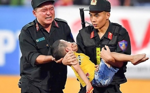 Chi&ecirc;́n sĩ CSCĐ, trọng tài Ng&ocirc; Duy L&acirc;n và những hành đ&ocirc;̣ng cứu người kịp thời tr&ecirc;n s&acirc;n cỏ Vi&ecirc;̣t Nam