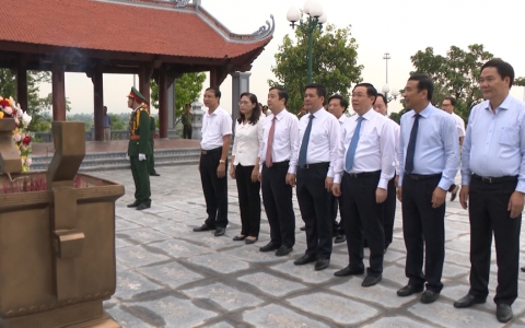 Ph&oacute; thủ tướng Ch&iacute;nh phủ Vương Đ&igrave;nh Huệ d&acirc;ng hương tại Đền thờ B&aacute;c Hồ