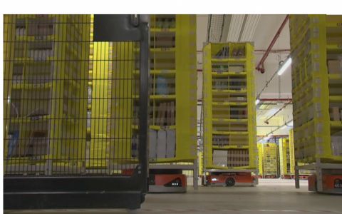 Amazon ra mắt nh&agrave; kho robot lớn nhất 