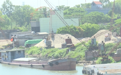 Nhức nhối b&atilde;i vật liệu ven đ&ecirc;