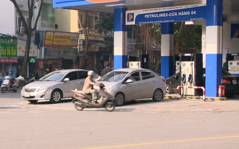 Gi&aacute; xăng giảm hơn 800 đồng/l&iacute;t
