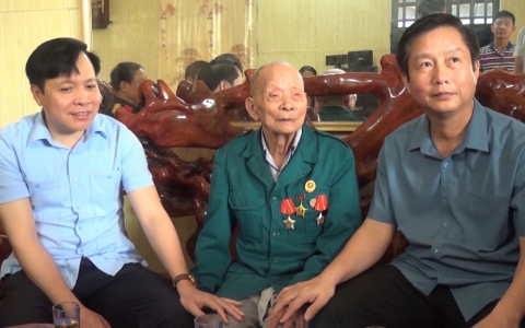 Huy&ecirc;̣n Đ&ocirc;ng Hưng thăm, tặng qu&agrave; chiến sĩ Điện Bi&ecirc;n