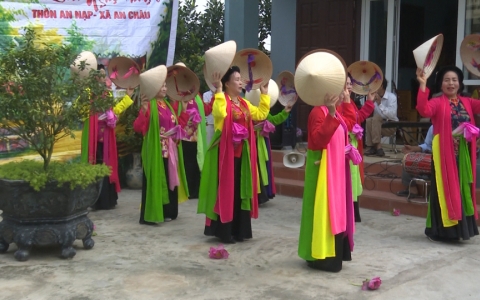 An Nạp vang tiếng h&aacute;t ch&egrave;o