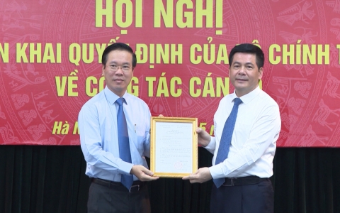 Ban Tuy&ecirc;n gi&aacute;o TƯ triển khai quyết định của Bộ Ch&iacute;nh trị về c&ocirc;ng t&aacute;c c&aacute;n bộ