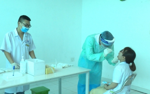 Bệnh viện Nhi Th&aacute;i B&igrave;nh lấy mẫu x&eacute;t nghiệm Covid-19