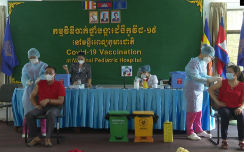 Campuchia th&uacute;c đẩy ti&ecirc;m chủng vaccine COVID-19 