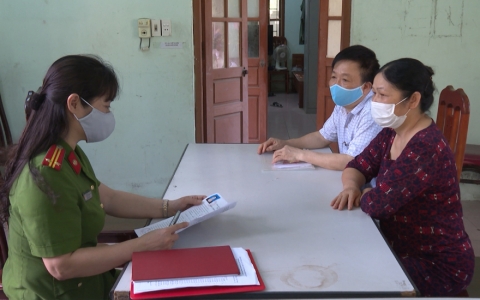 Nữ trung t&aacute; c&ocirc;ng an tận tụy với nghề