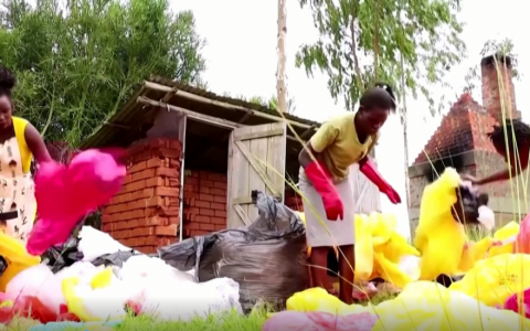 S&aacute;ng kiến gi&uacute;p hạn chế r&aacute;c thải nhựa tại Uganda