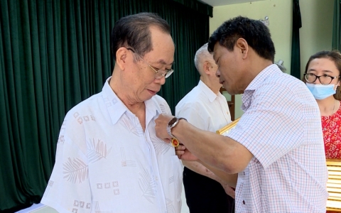 Th&agrave;nh phố Th&aacute;i B&igrave;nh trao Huy hiệu Đảng nh&acirc;n kỷ niệm Ng&agrave;y sinh nhật B&aacute;c
