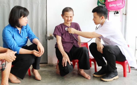 Kh&aacute;m bệnh, tặng qu&agrave; những người c&oacute; ho&agrave;n cảnh kh&oacute; khăn 