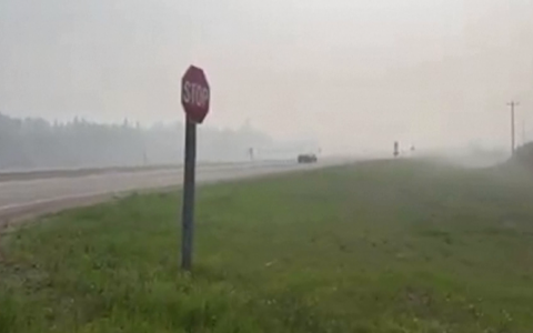 Kh&oacute;i m&ugrave; bao phủ bang Alberta, Canada