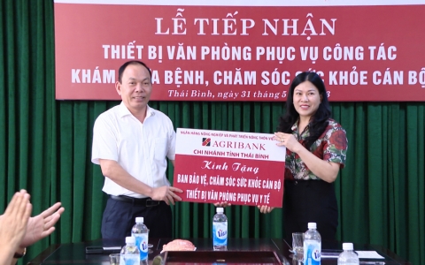 Lễ tiếp nhận thiết bị văn ph&ograve;ng phục vụ c&ocirc;ng t&aacute;c kh&aacute;m chữa bệnh, chăm s&oacute;c sức khỏe c&aacute;n bộ