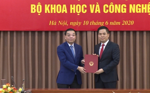 Trao quyết định bổ nhiệm Thứ trưởng Khoa học v&agrave; C&ocirc;ng nghệ cho đồng ch&iacute; Nguyễn Ho&agrave;ng Giang
