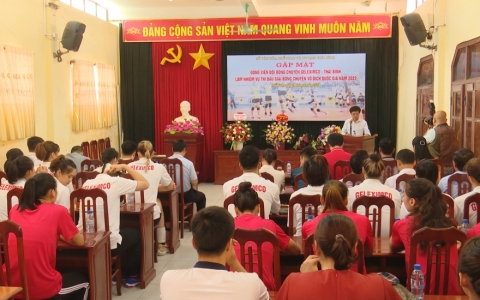 Gặp mặt, động vi&ecirc;n đội b&oacute;ng chuyền nữ trước khi tham dự Giải V&ocirc; địch Quốc gia năm 2022