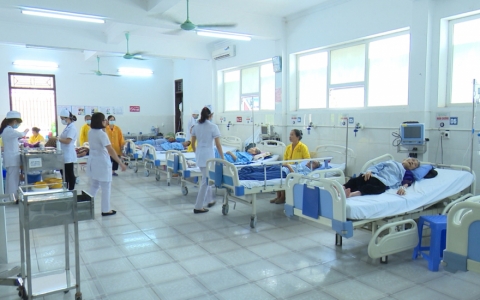 Bệnh nh&acirc;n cao tuổi nhập viện tăng 20-30% v&igrave; nắng n&oacute;ng