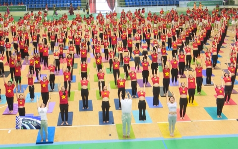 Hơn 1.200 người tham gia đồng diễn hưởng ứng ng&agrave;y quốc tế Yoga