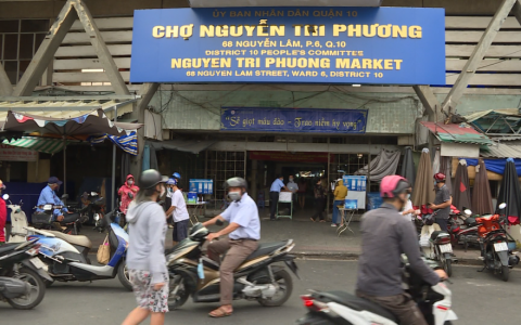 Th&agrave;nh phố Hồ Ch&iacute; Minh mở lại nhiều chợ, si&ecirc;u thị