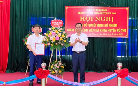 Trao quyết định điều động, bổ nhiệm Gi&aacute;m đốc Bệnh viện Đa khoa huyện Vũ Thư