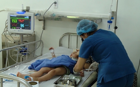 Nhập viện muộn, nhiều trẻ mắc sốt xuất huyết nguy kịch