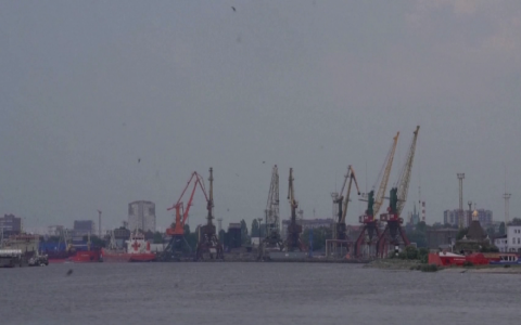 Ukraine quốc hữu h&oacute;a ng&acirc;n h&agrave;ng lớn li&ecirc;n quan đến Nga 