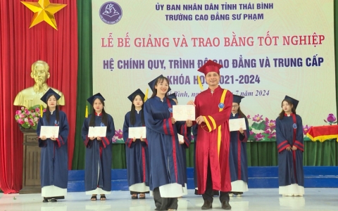 Trường CĐSP Th&aacute;i B&igrave;nh bế giảng v&agrave; trao bằng tốt nghiệp 