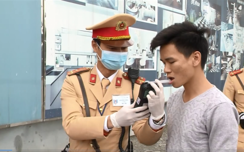 Cảnh s&aacute;t giao th&ocirc;ng sử dụng camera xử phạt nồng độ cồn