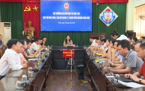 Bộ trưởng Bộ Gi&aacute;o dục v&agrave; Đ&agrave;o tạo gặp gỡ nh&agrave; gi&aacute;o, c&aacute;n bộ quản l&yacute;, nh&acirc;n vi&ecirc;n ng&agrave;nh Gi&aacute;o dục