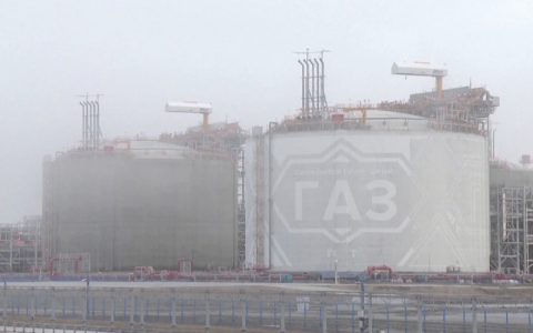Nga v&agrave; Saudi Arabia tiếp tục cắt giảm nguồn cung dầu mỏ