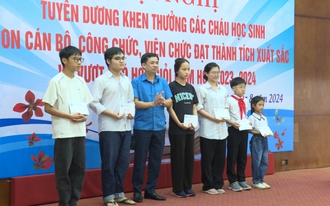 C&ocirc;ng đo&agrave;n Vi&ecirc;n chức tỉnh tuy&ecirc;n dương, khen thưởng học sinh giỏi