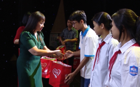 C&ocirc;ng ty CP Quốc tế Bảo Hưng trao qu&agrave; cho c&aacute;c em học sinh trong Gala Tiếp sức đến trường