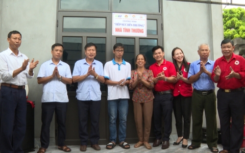 Kh&aacute;nh th&agrave;nh nh&agrave; tiếp sức đến trường cho học sinh tại huyện Quỳnh Phụ