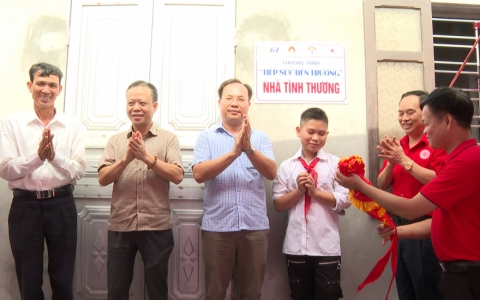 Kh&aacute;nh th&agrave;nh nh&agrave; tiếp sức đến trường cho học sinh tại huyện Vũ Thư