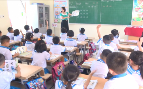 Thủ tướng y&ecirc;u cầu nghi&ecirc;n cứu cho học sinh mượn s&aacute;ch gi&aacute;o khoa