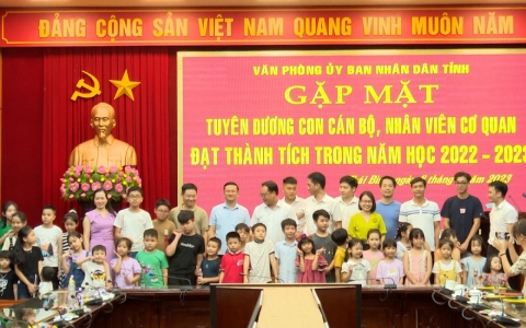 Văn Ph&ograve;ng UBND tỉnh khen thưởng con c&aacute;n bộ, nh&acirc;n vi&ecirc;n c&oacute; th&agrave;nh t&iacute;ch cao trong học tập