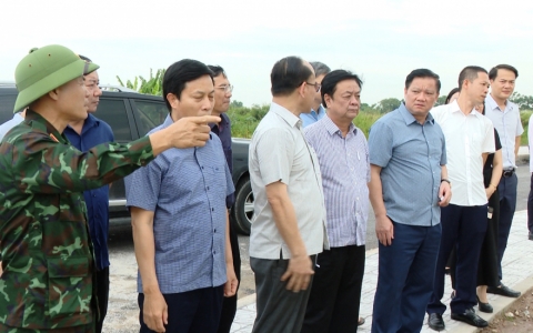 Bộ trưởng Bộ NN&PTNT kiểm tra c&ocirc;ng t&aacute;c ứng ph&oacute; b&atilde;o số 3 tại Th&aacute;i B&igrave;nh