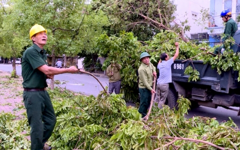 Hơn 100 c&aacute;n bộ, hội vi&ecirc;n hội cựu chiến binh hỗ trợ khắc phục b&atilde;o số 3