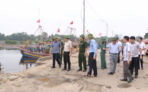 Đồng ch&iacute; B&iacute; thư Tỉnh ủy kiểm tra c&ocirc;ng t&aacute;c ứng ph&oacute; b&atilde;o số 3 tại huyện Th&aacute;i Thụy