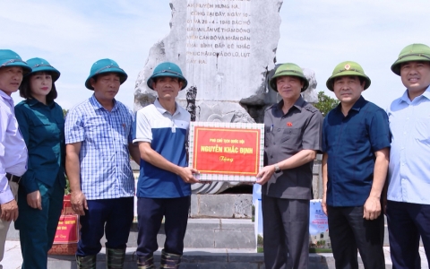Ph&oacute; Chủ tịch Quốc hội thăm, động vi&ecirc;n khắc phục hậu quả thi&ecirc;n tai tr&ecirc;n địa b&agrave;n tỉnh Th&aacute;i B&igrave;nh