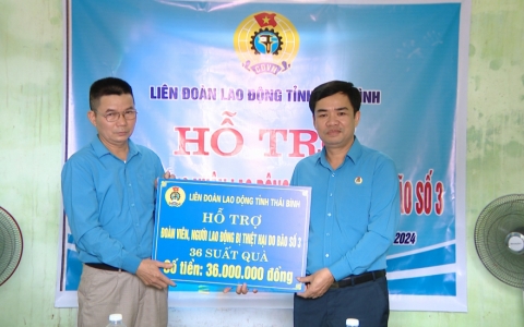Trao kinh ph&iacute; hỗ trợ đo&agrave;n vi&ecirc;n bị ảnh hưởng bởi b&atilde;o số 3