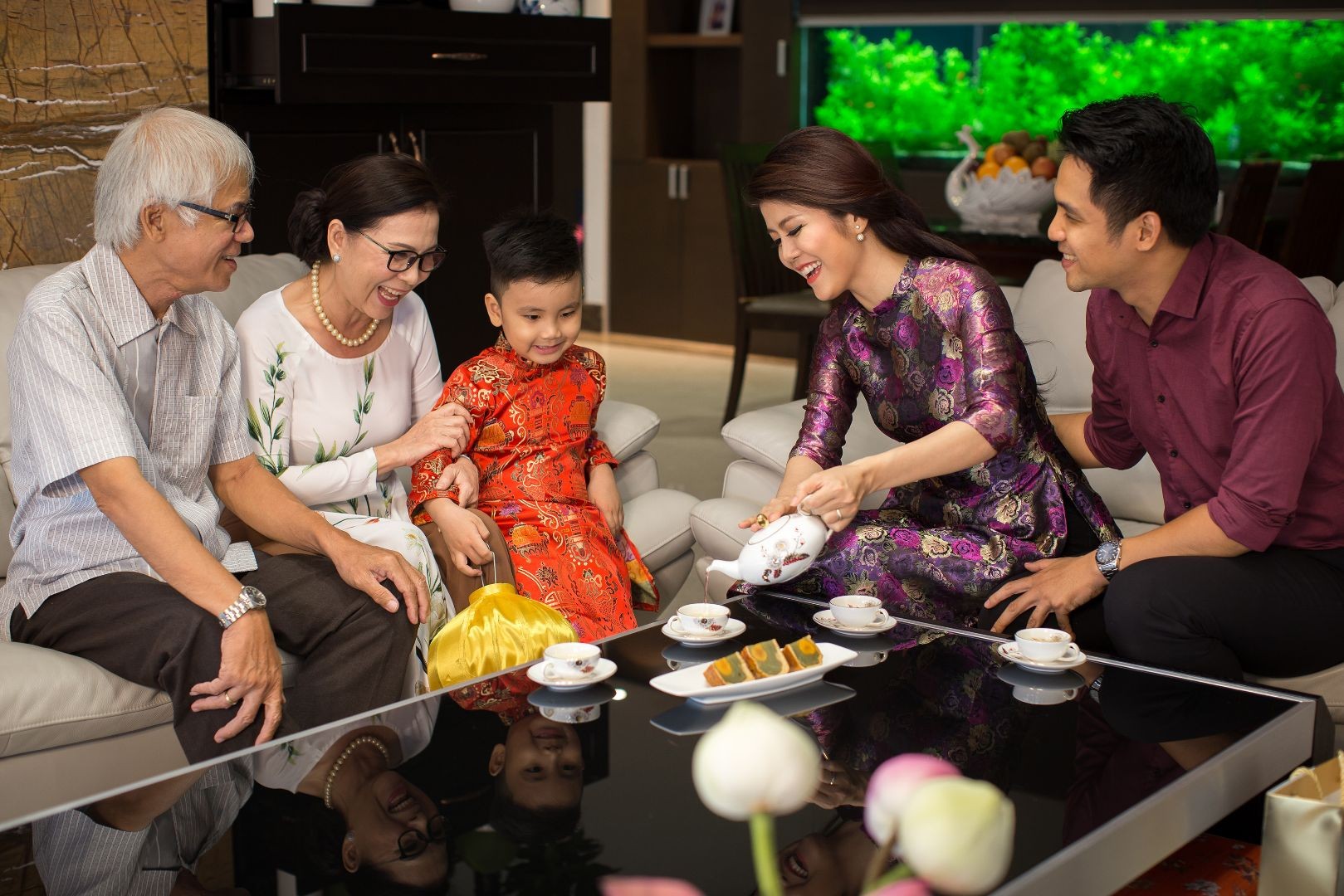 Gia đình quây quần bên ấm trà - Khách sạn CHICLAND